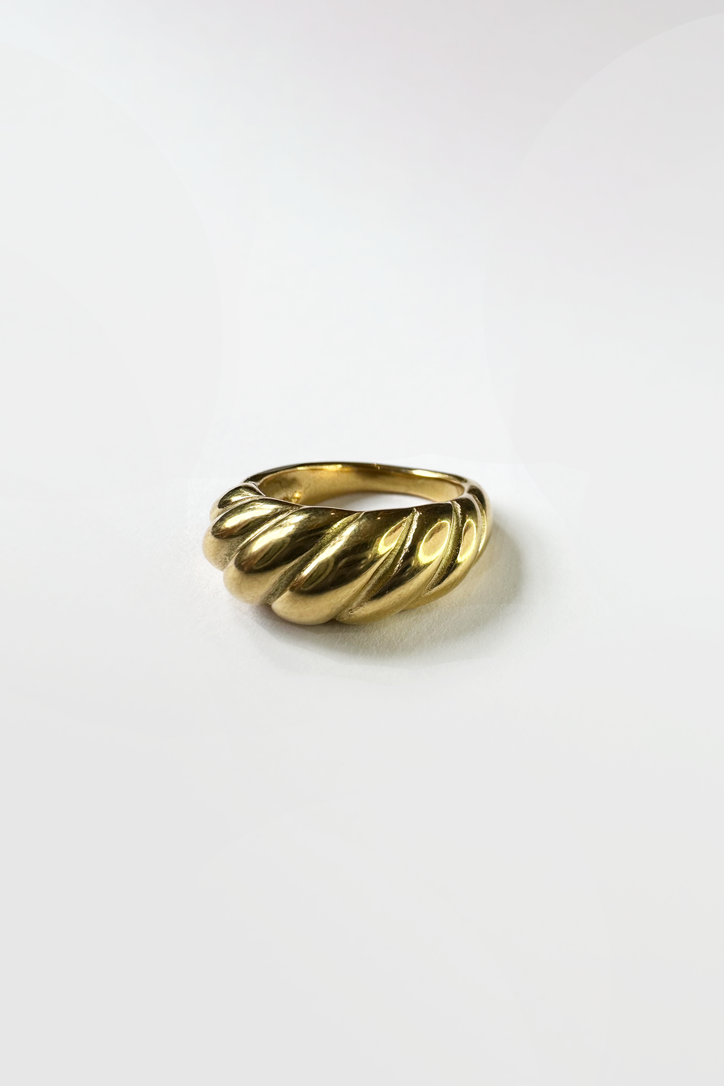 Croissant Ring in Gold