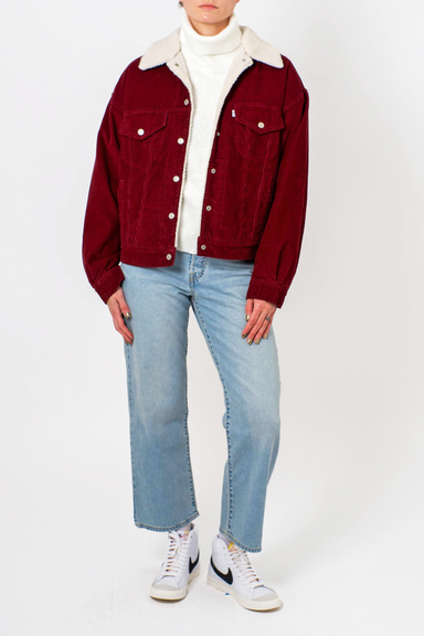 Women's Levi's 90's Sherpa Trucker in Windsor Wine