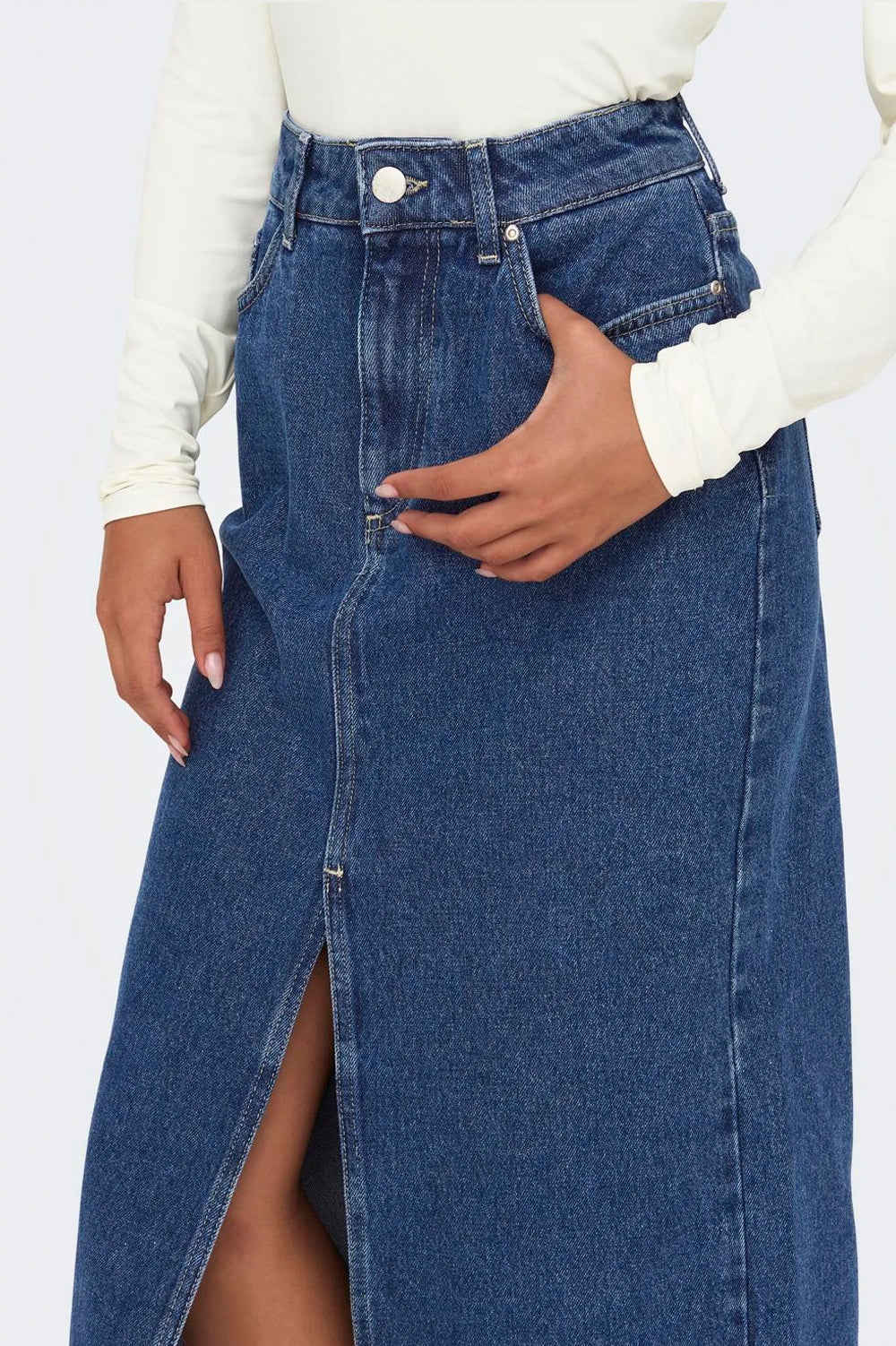 Women's Siri Front Slit Denim Skirt in Medium Blue